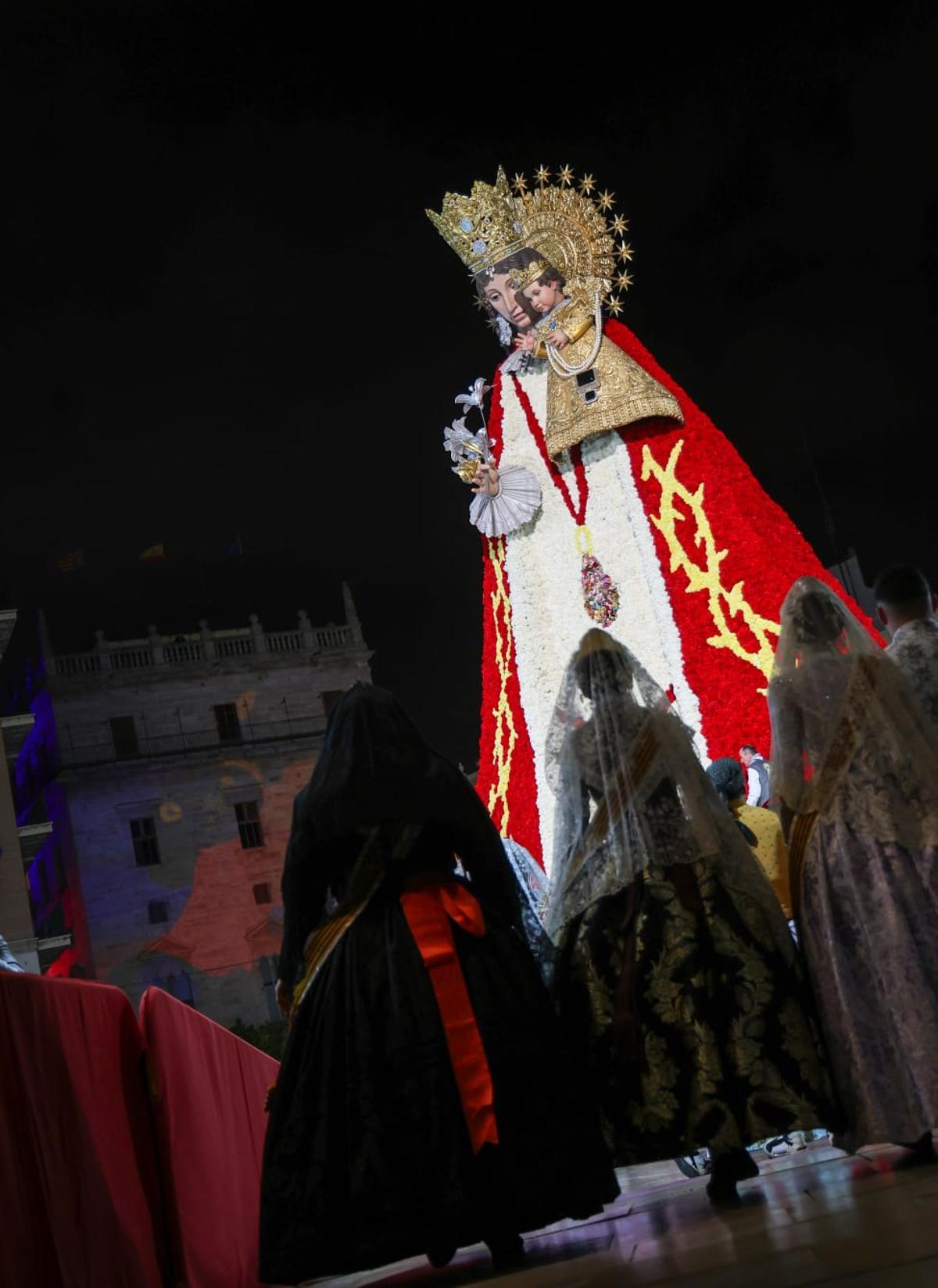 El manto de la Virgen ya luce su espíritu por la paz