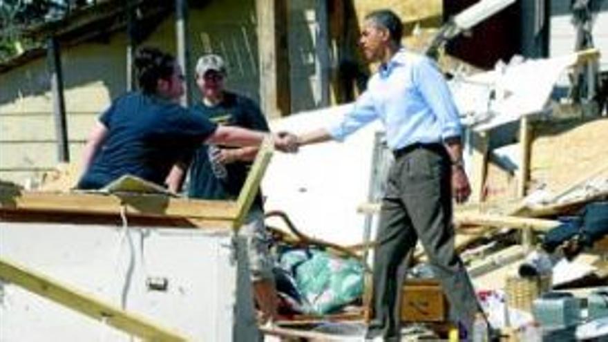 Obama recorre conmocionado el área destruida por los tornados