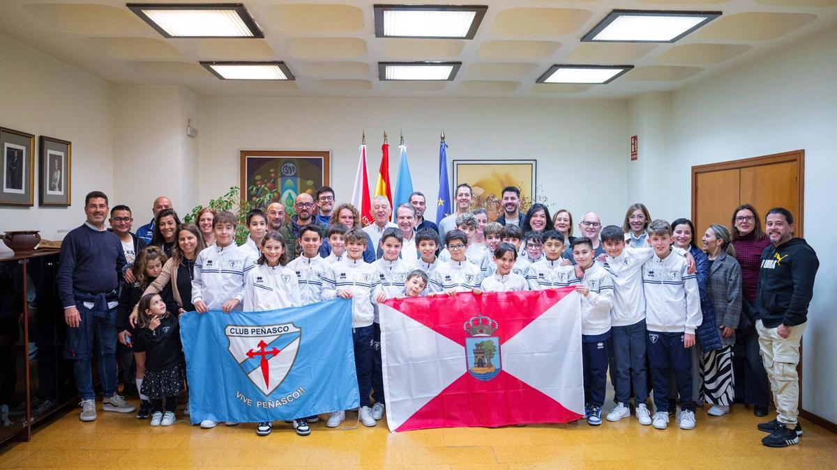 Miembros del equipo y familias fueron recibidos por Abel Caballero.
