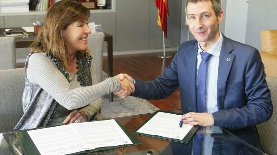 Beatriz Mato y Pablo Pérez firman el convenio. // FdV