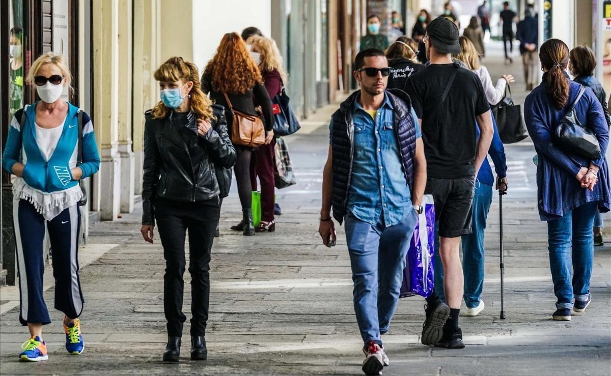 segea53327085 turin  italy   05 05 2020   people meet and talk in turin du200506171517