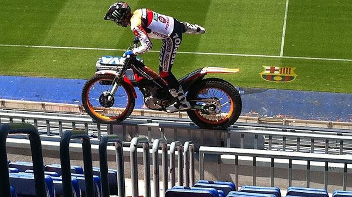 El campió del món de trial Toni Bou, al camp del Barça.