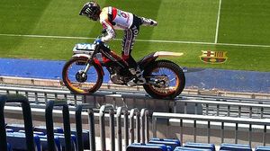 El campió del món de trial Toni Bou, al camp del Barça.
