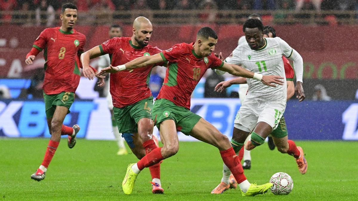 Sofyan Amrabat en acción, durante el Marruecos-Comoros de la Copa África.