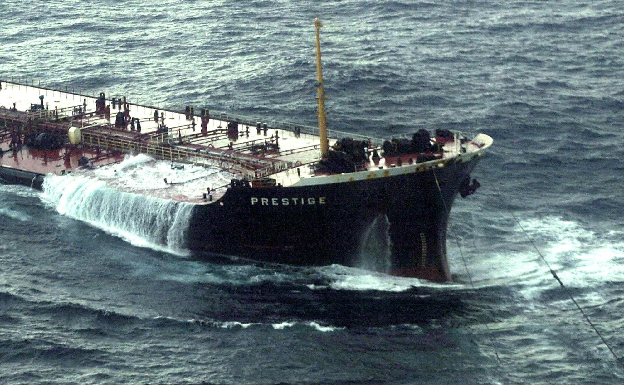 El petrolero Prestige cuando estaba siendo remolcado a escasas millas de la costa gallega antes de hunidrse en 2002 Lavandeira Jr  vertiendo 63000 toneladas de fuel 3.000 km costa afectados más de 200.000 aves marin.jpg
