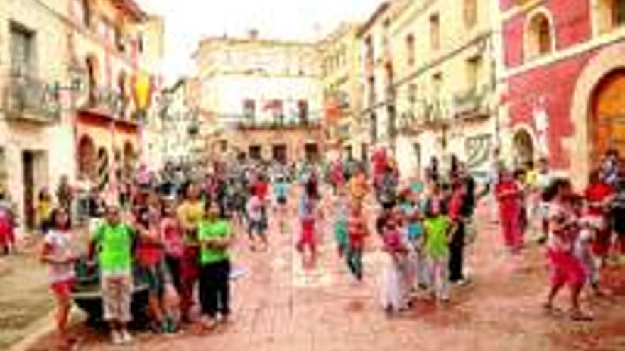 Los vecinos llenan las calles en las fiestas de primavera