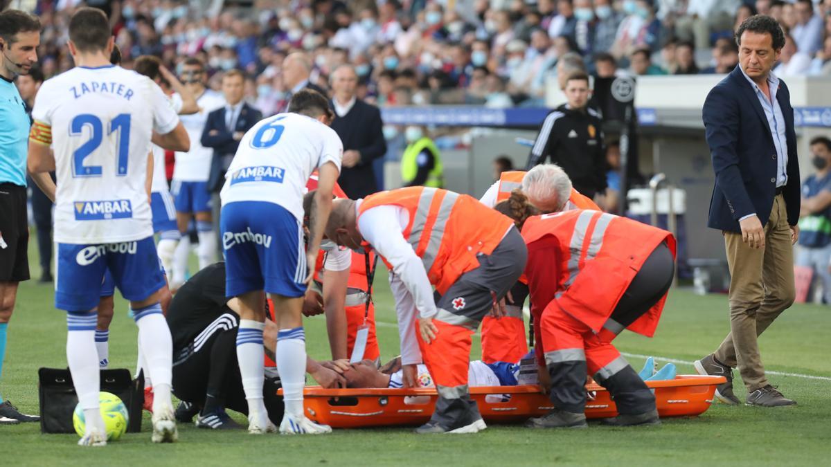 Nano Mesa es retirado en camilla en el derbi ante el Huesca tras su lesión en el hombro izquierdo.