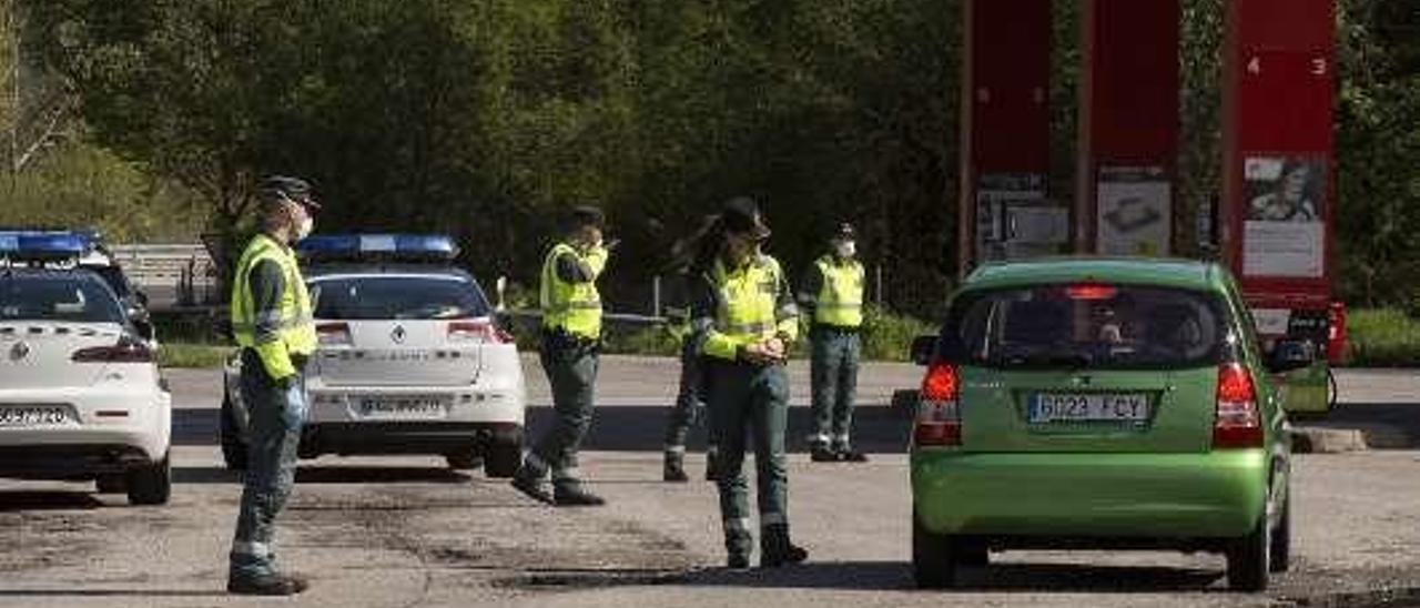 Un control de la Guardia Civil de Tráfico en Villallana, en el concejo de Lena.