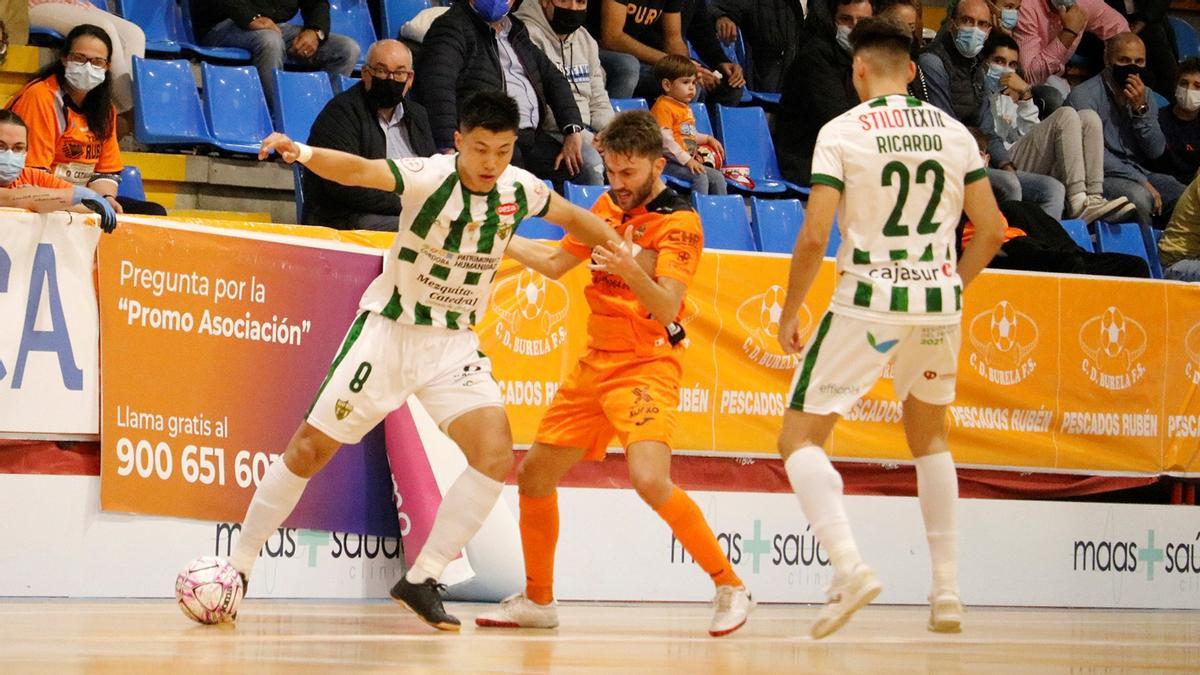 El japonés Shimizu, del Córdoba Futsal, controla el balón ante el Burela.