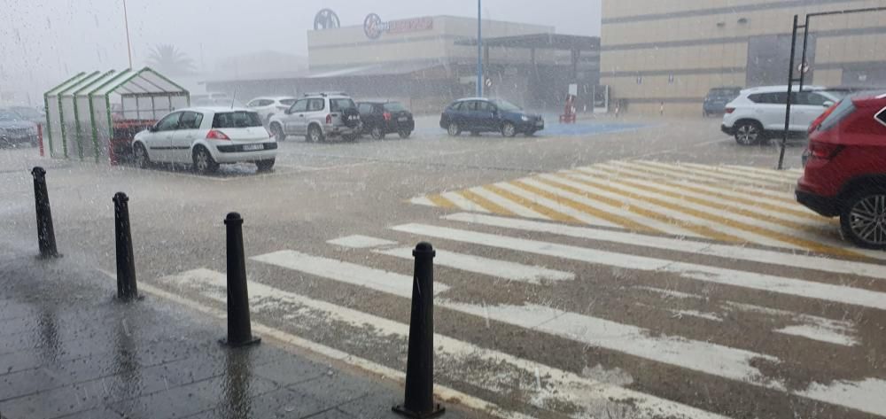 Las lluvias han provocado pequeñas inundaciones en los barrios situados junto a la ladera de la Sierra de Orihuela