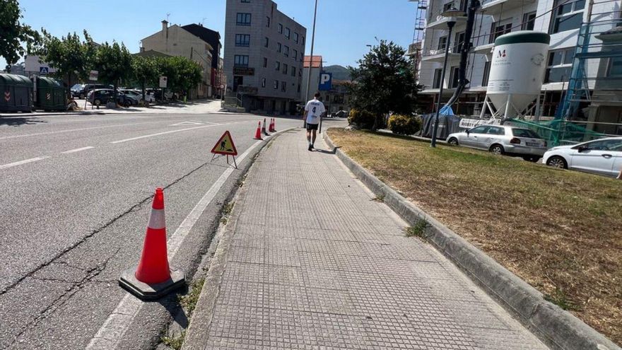 Señalizaciones en el tramo hundido de la avenida de Ourense.