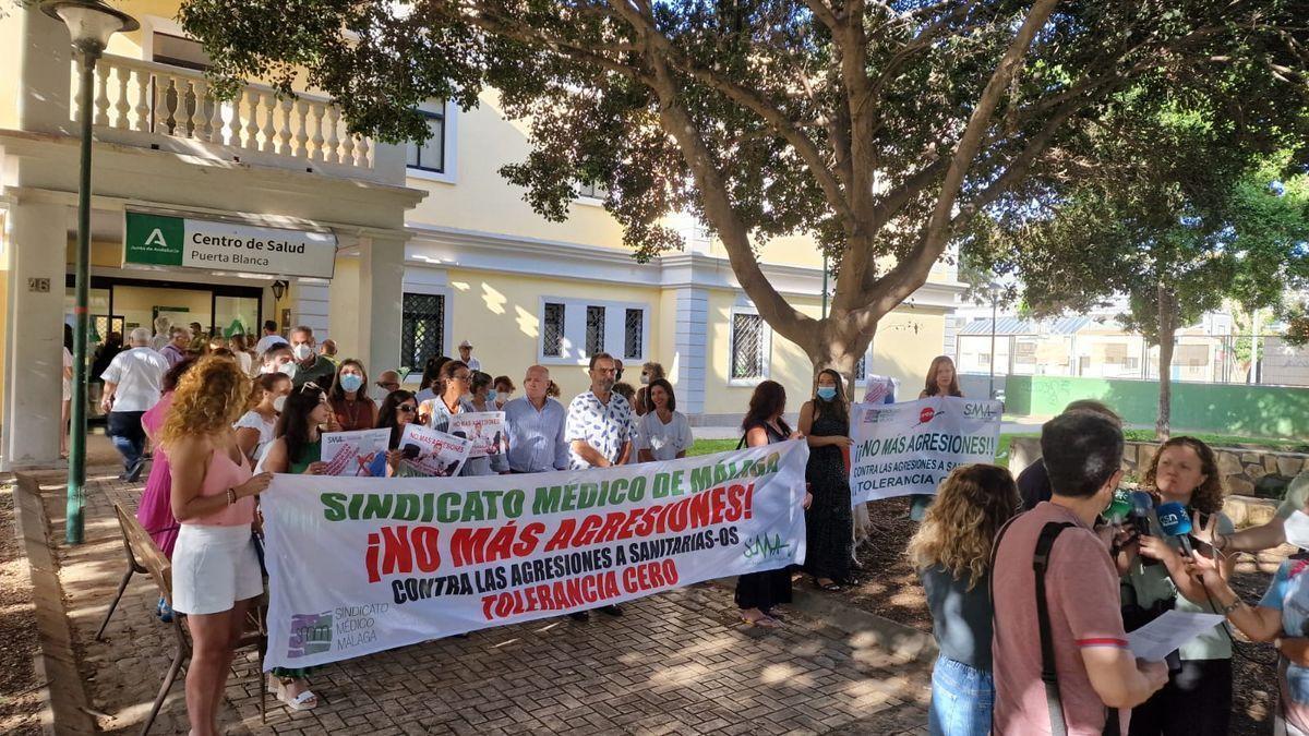 Concentración a las puertas del centro de salud Puerta Blanca de Málaga por la agresión a una psicóloga.