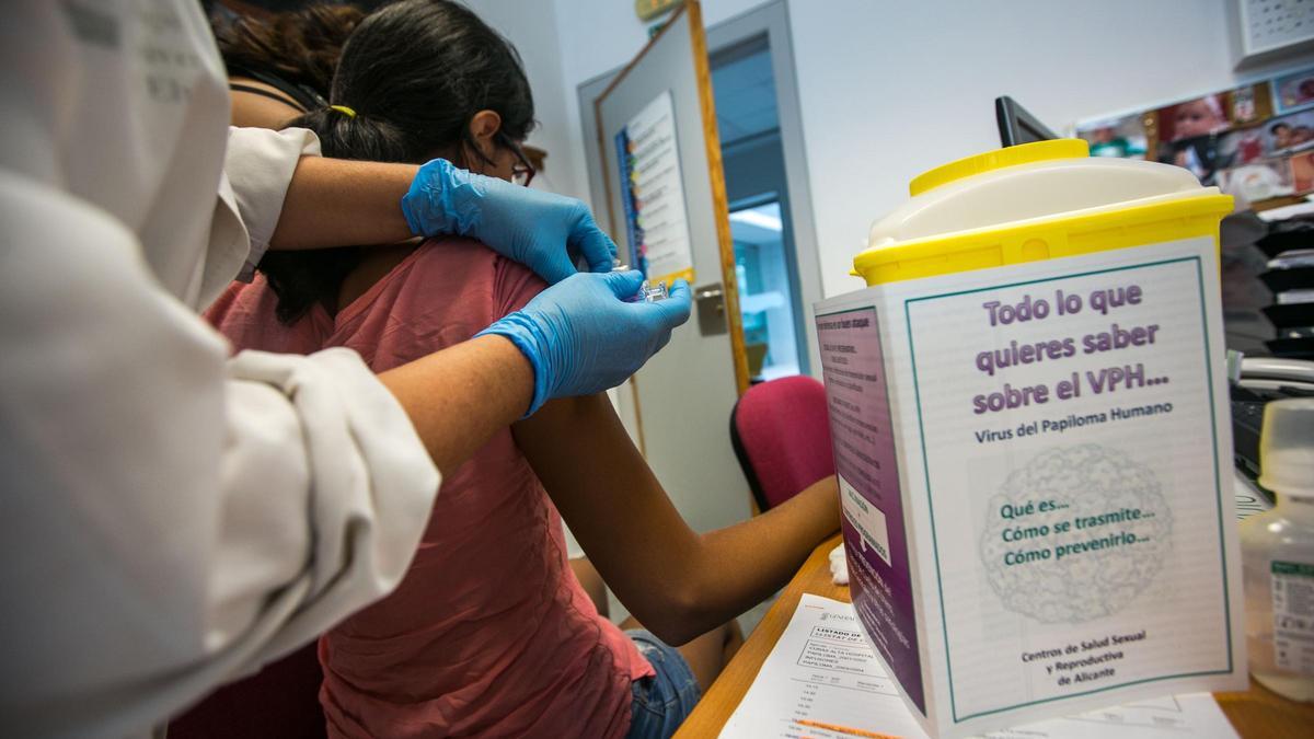 Una adolescente recibe la vacuna del papiloma humano, en imagen de archivo.