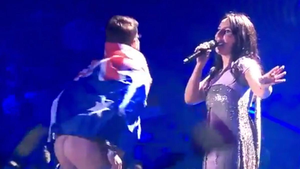 El 'eurofan' con la bandera australiana que ha saltado al escenario de Eurovisión y ha enseñado el culo