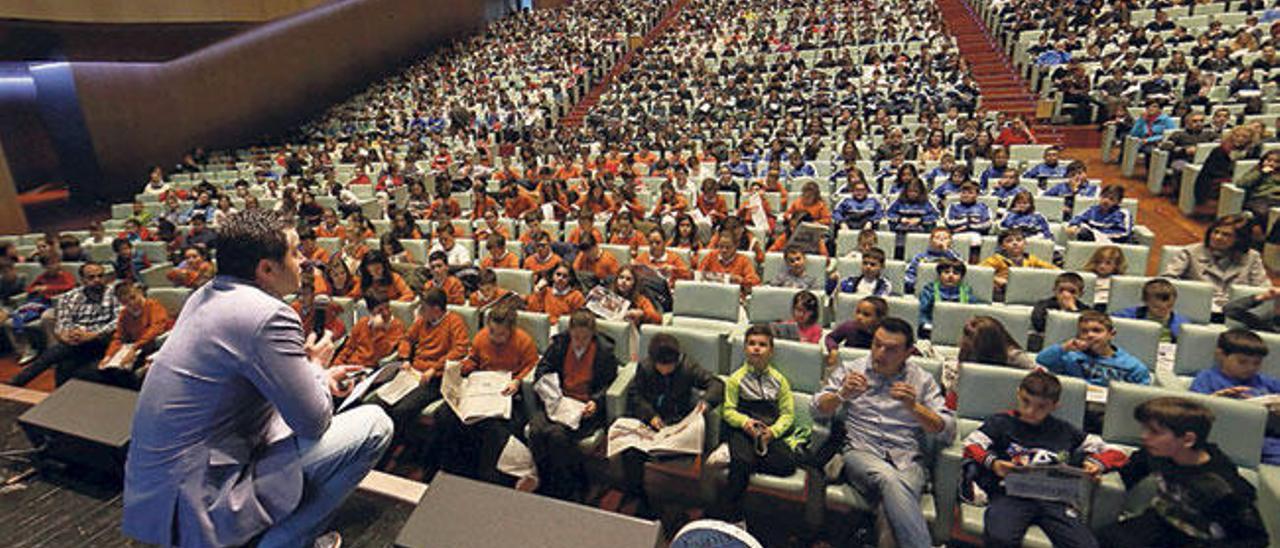 Bruno Rodríguez se dirige a los alumnos y profesores que abarrotaron el Auditorio Mar de Vigo para la gala.