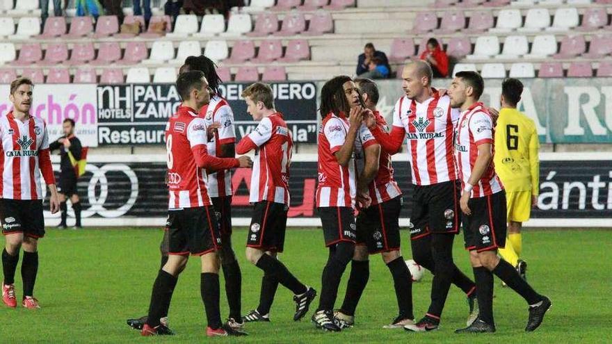 Los jugadores se abrazan para celebrar el gol de Rafael Silveira.