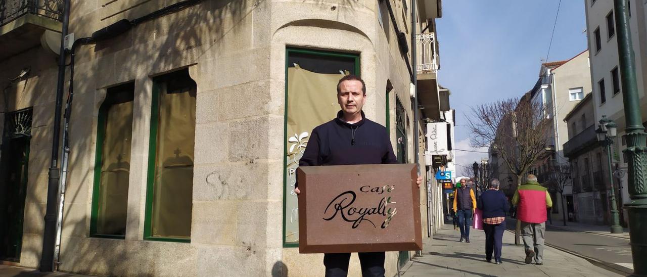 El propietario del negocio, Lino López, ayer, ante la fachada del local con el cartel del Royalty. |   // A.P.