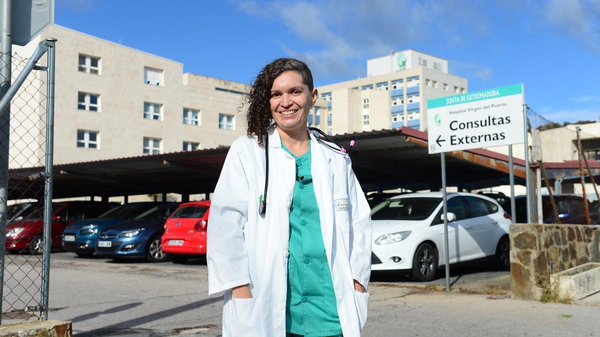 La neumóloga Miriam Torres, ante el hospital Virgen del Puerto de Plasencia.