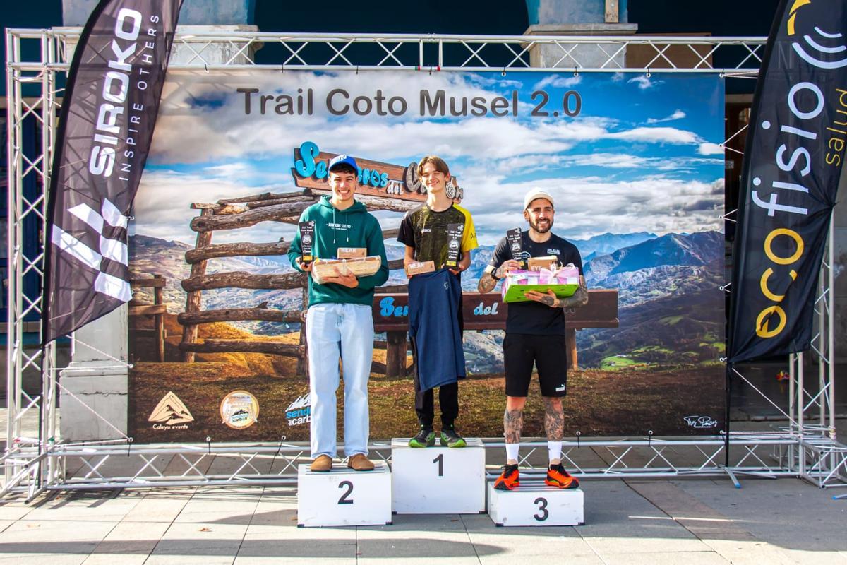 El podio masculino (en el que no pudo estar el ganador).