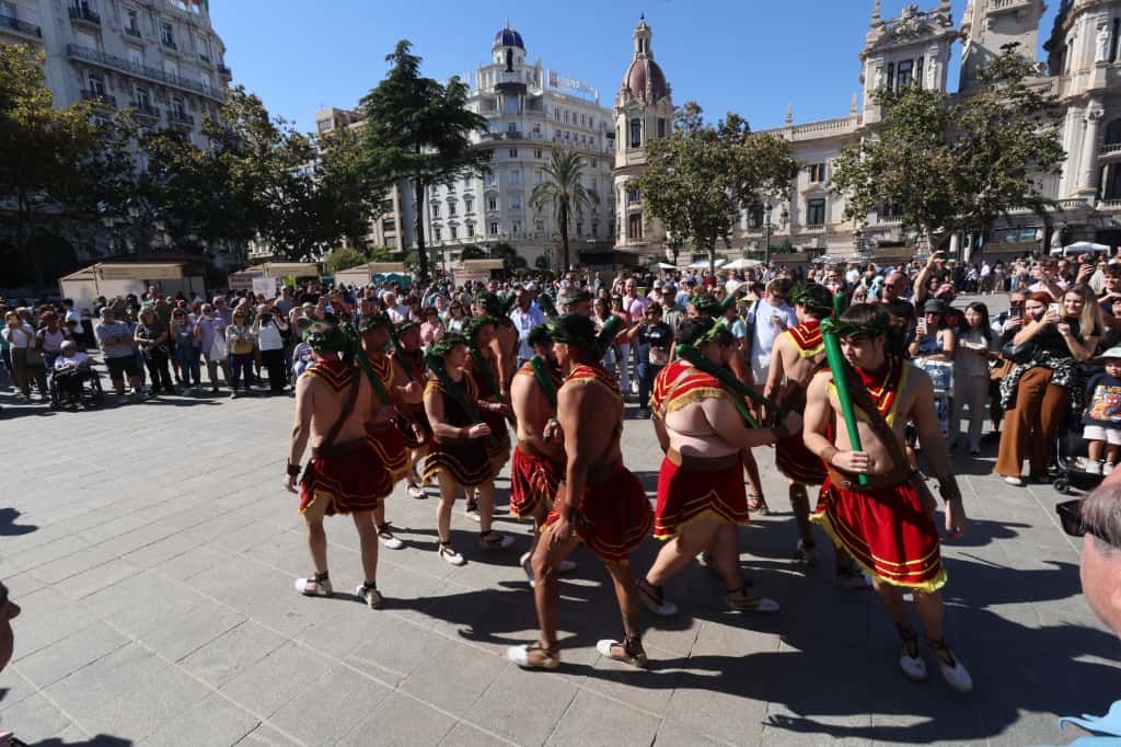 La plaza del Ayuntamiento de València se convierte en un gran restaurante al aire libre con el Tastarròs