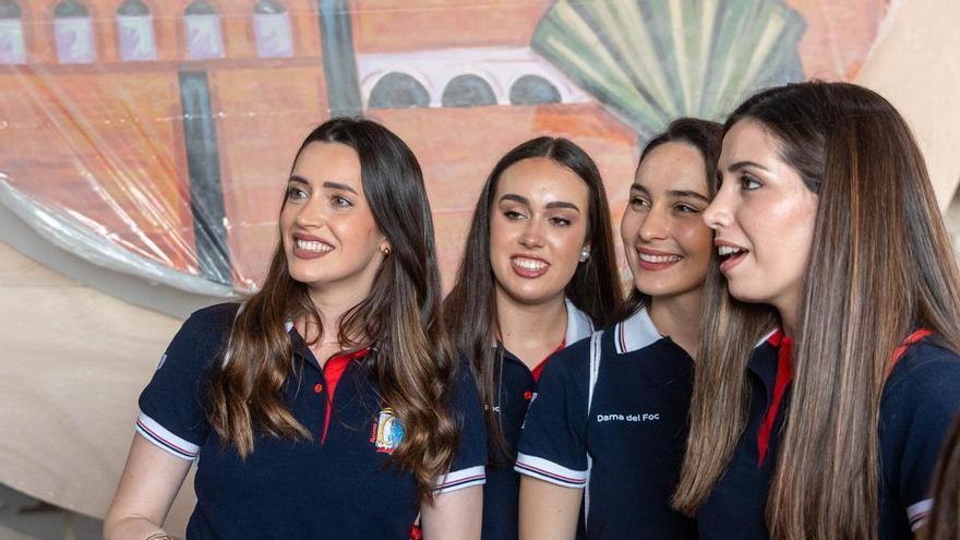 Las Belleas del Foc y sus damas de honor visitan los talleres de Hogueras de Pedro Espadero y Sergio Gómez