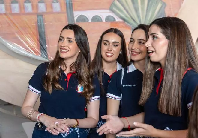 Las Belleas del Foc y sus damas de honor visitan los talleres de Hogueras de Pedro Espadero y Sergio Gómez