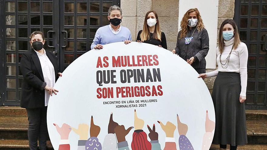 Organizadoras y autoridades en la presentación, ayer, del encuentro de mujeres periodistas.   | // FDV