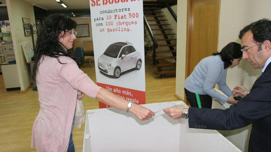 Momento del sorteo celebrado ayer en las instalaciones de FARO DE VIGO en la calle Uruguay.  // De Arcos