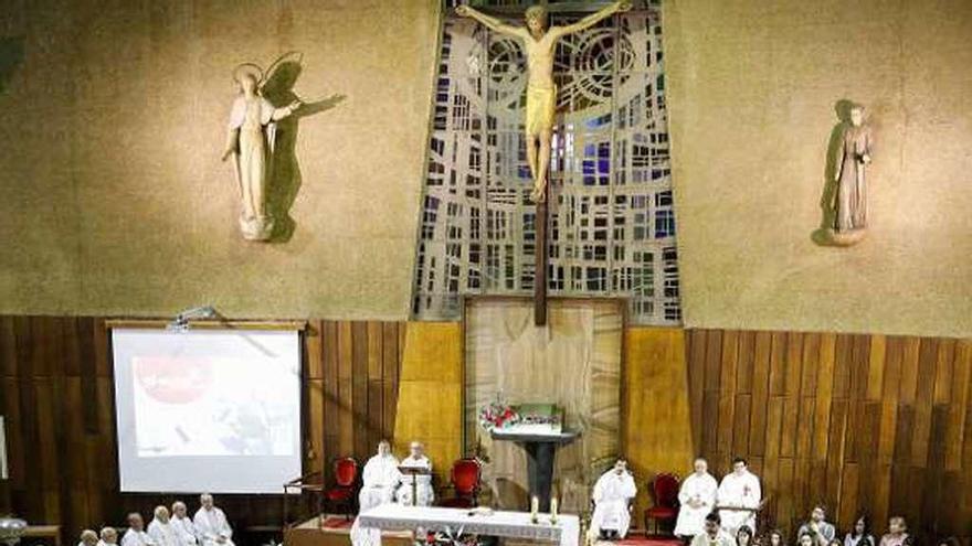 Asistentes al funeral del padre Luis Villanueva, ayer, en la iglesia del Corazón de María, abarrotada.