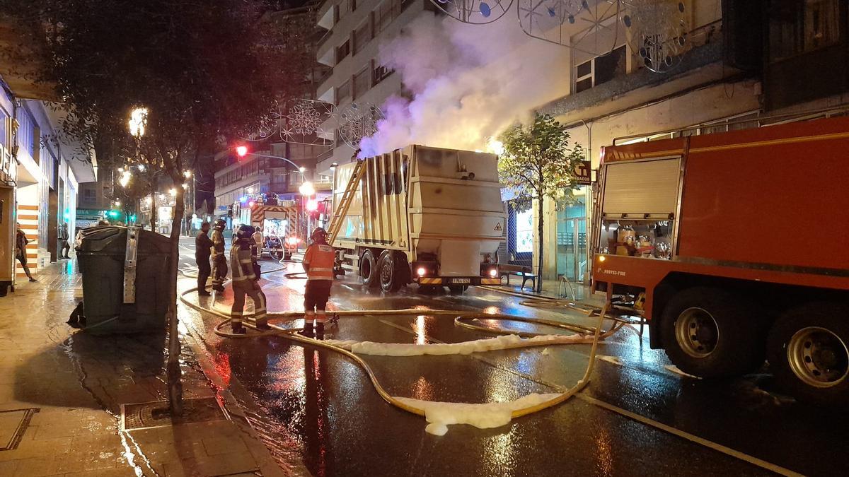 Aparatoso incendio de un camión de basura en pleno casco urbano vigués