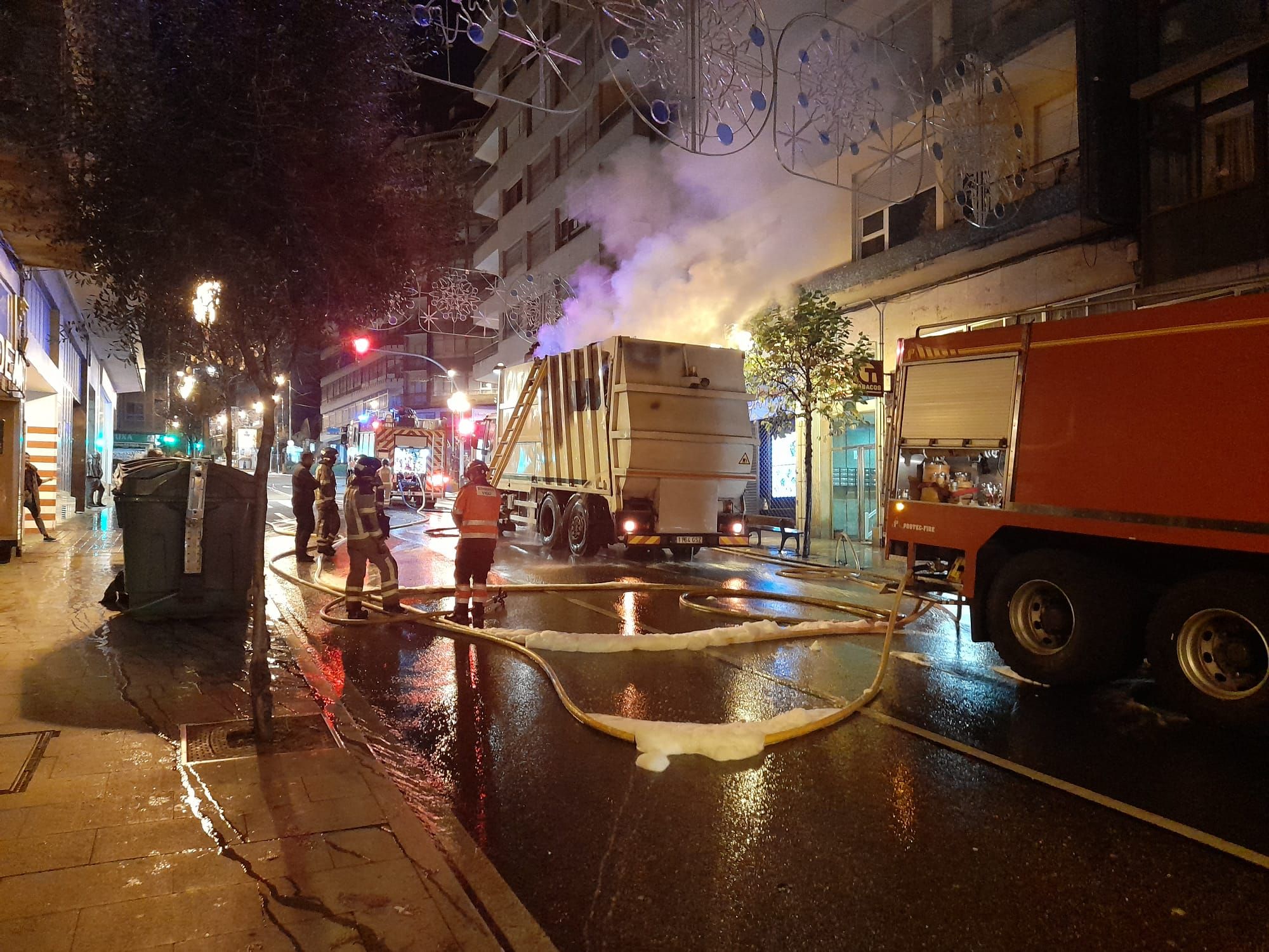Aparatoso incendio de un camión de basura en pleno casco urbano vigués