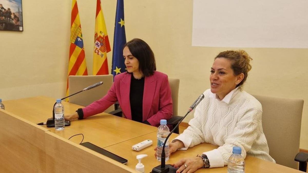 La médico especialista en psiquiatría Cristina Abad y la directora provincial de Educación, Mónica Martínez.