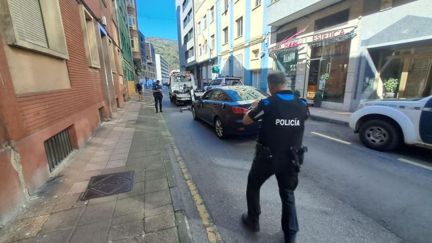 Sin rastro del extraño conductor que desató la alarma en Mieres tras abandonar un coche frente al cuartel de la Guardia Civil