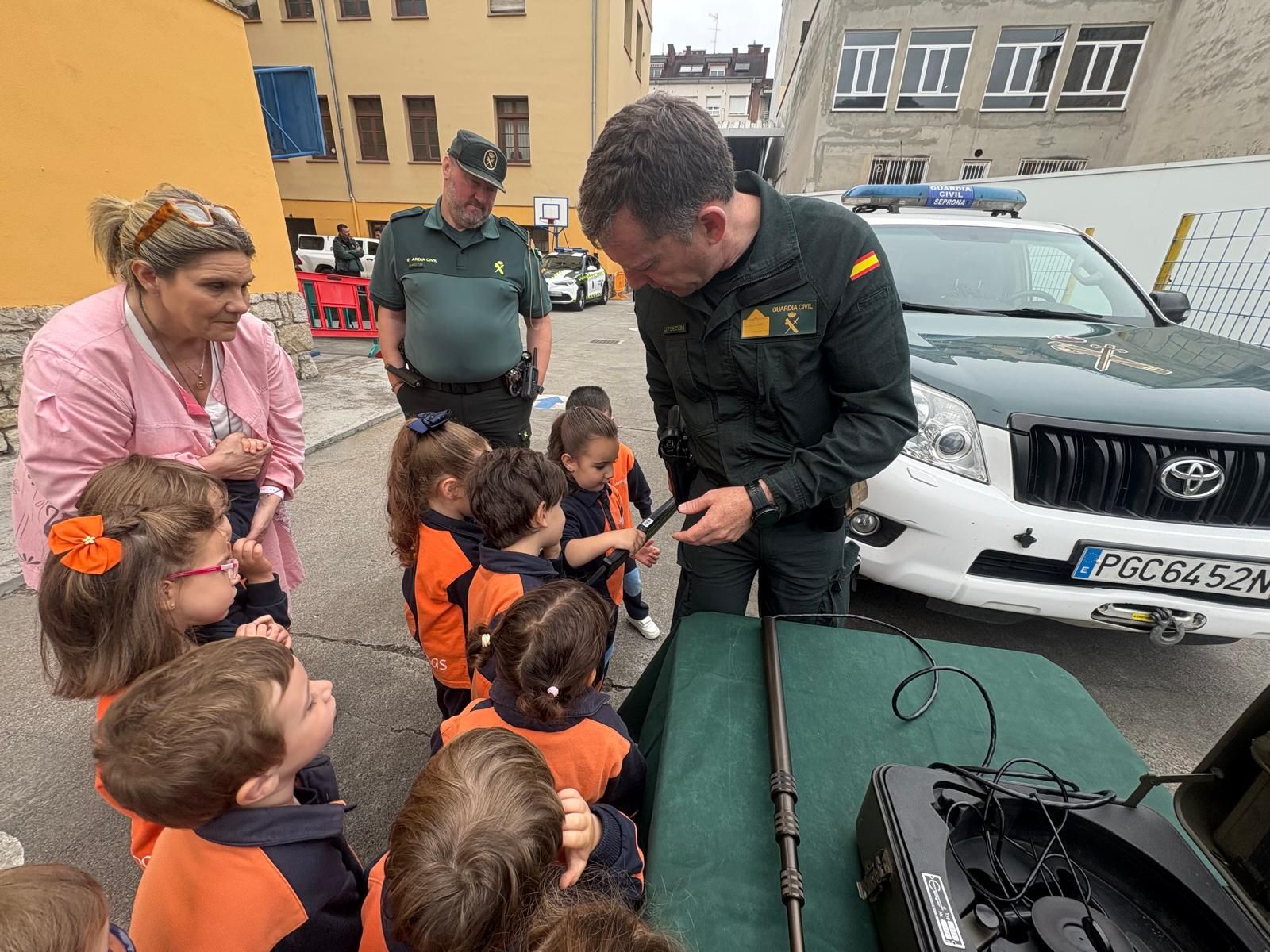 Exhibición de la Guardia Civil en el Colegio María Inmaculada de Laviana