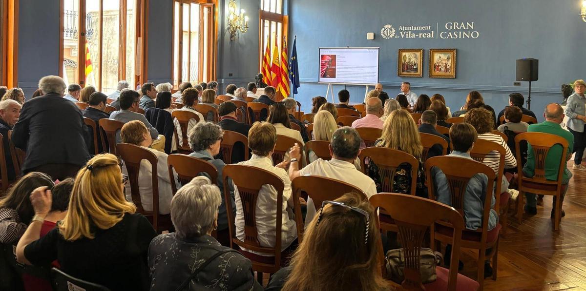 Nombroses persones van omplir la sala noble del Gran Casino de Vila-real en la presentació de la primera novel·la d'Eduardo Pérez Arribas.