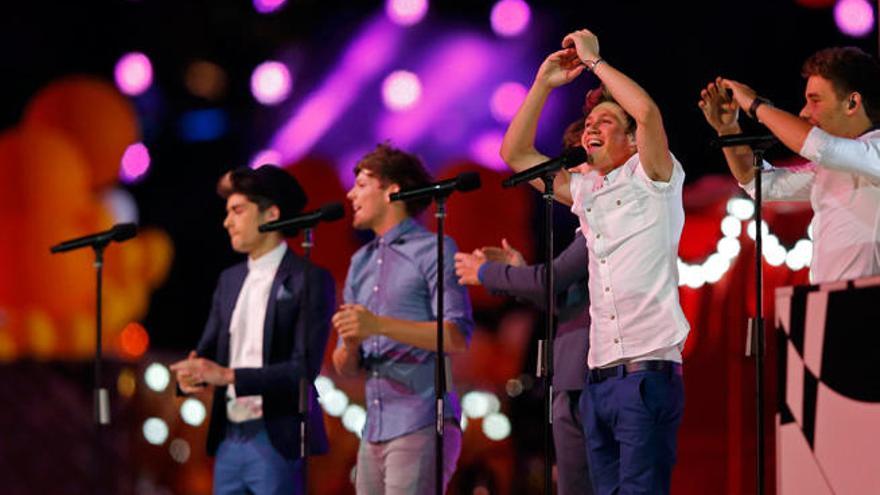 La banda One Direction durante un concierto en Londres. // Reuters