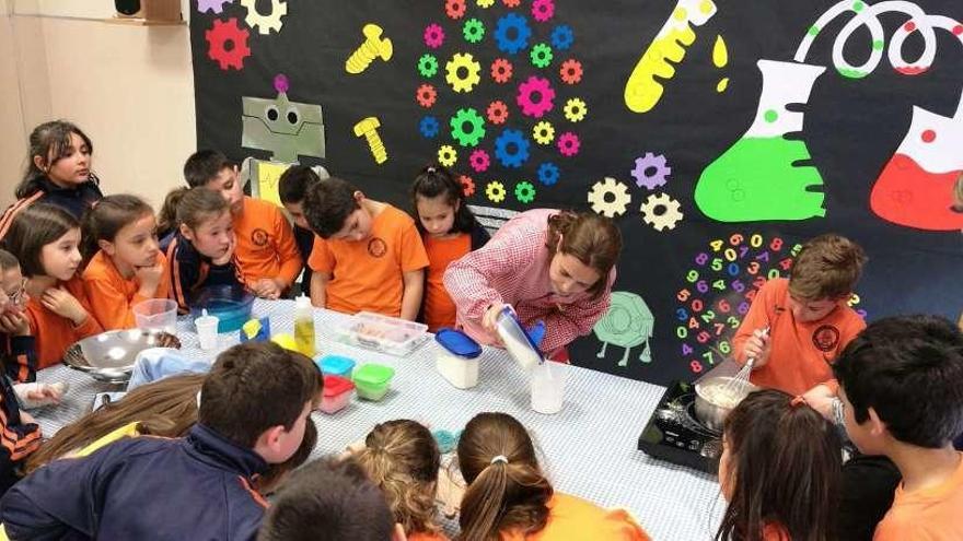 Alumnado del CEIP Plurilingüe Antonio Palacios aprende a crear plastilina conductiva. // D.P.