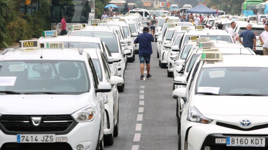 Varios taxistas bloquean la Alameda durante las últimas protestas del pasado verano.