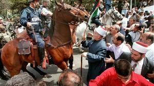 Policía israelí a caballo reprime a palestinos que salen a las calles de Jerusalén para conmemorar la Nakba