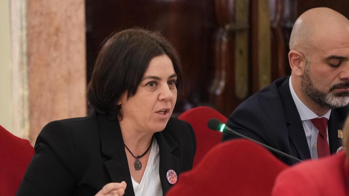 La edil socialista Andrea Peñaranda durante una de las sesiones ordinarias de pleno del Ayuntamiento de Murcia.