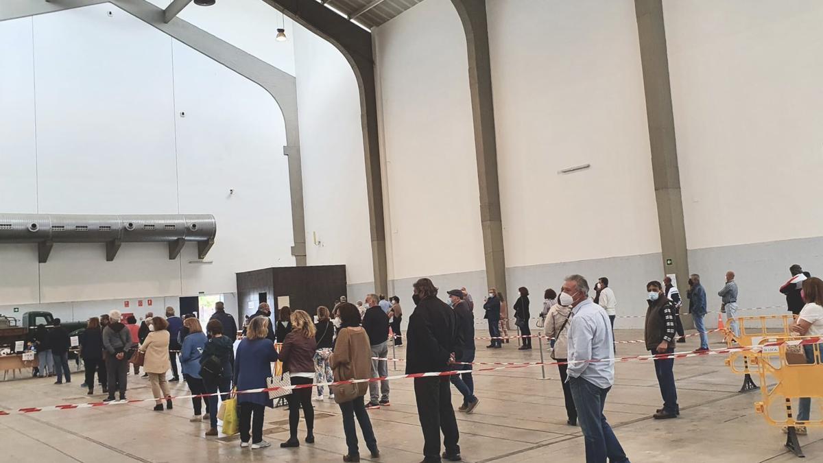 Ciudadanos del año 1962 que acudieron ayer a la vacunación en las instalaciones de Ifeme.