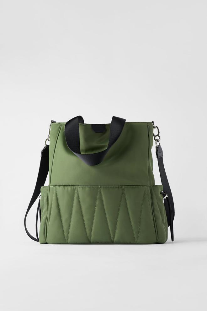 Bolso verde de nylon, de Zara