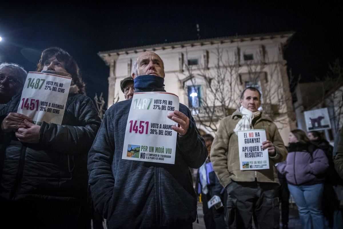 Imatges de la concentració en contra de l'ampliació del polígon de Moià, ahir, durant el ple municipal Imatges de la concentració en contra de l'ampliació del polígon de Moià, ahir, durant el ple municipal