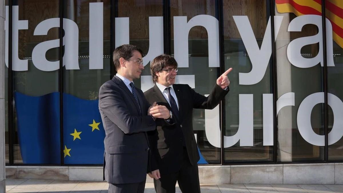 Amadeu Altafaj, junto a Puigdemont, durante una reunión en Bruselas en mayo del 2016.