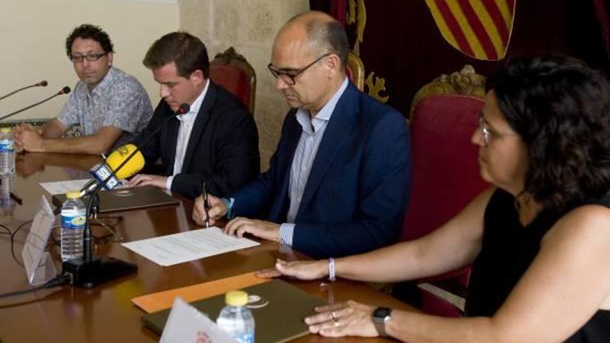 Cortés, Cerdà, Palomar y Amorós, el martes durante la firma del convenio.