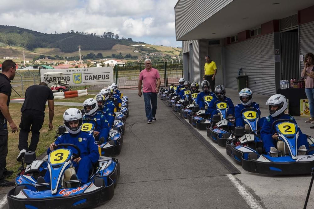 Periodistas y organizadores de la Vuelta Ciclista visitan el museo de Fernando Alonso