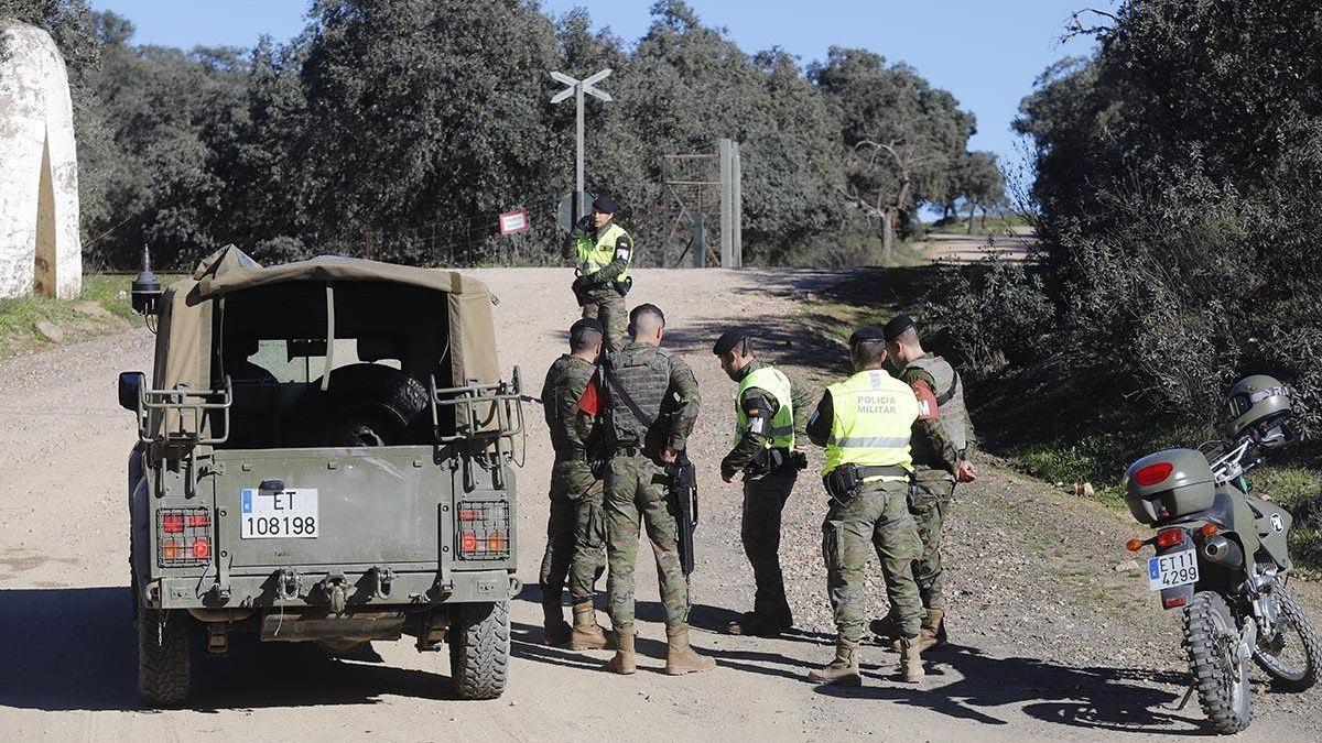 Militares en la entrada al campo de maniobras de Cerro Muriano