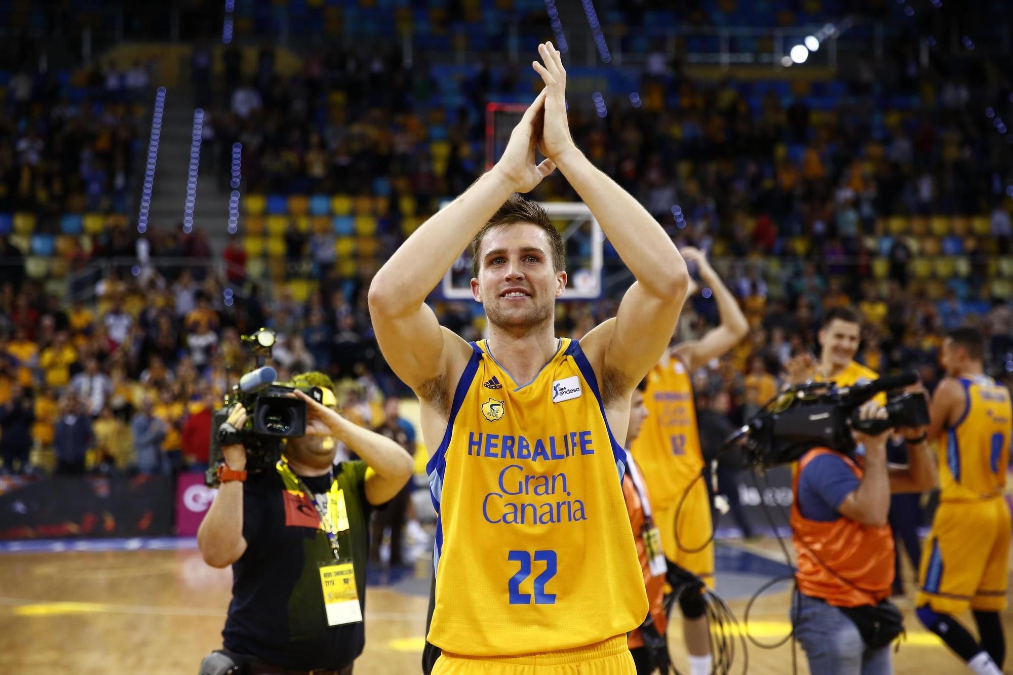 Xavi Rabaseda agradece el apoyo de la 'Marea Amarilla' tras un encuentro en el Gran Canaria Arena.