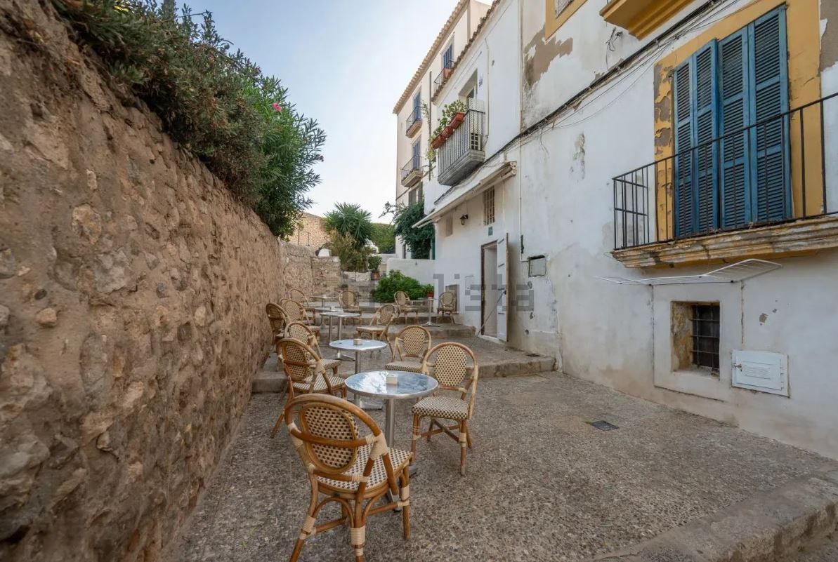 A la venta un edificio con dos apartamentos y negocio en Ibiza por 625.000 euros