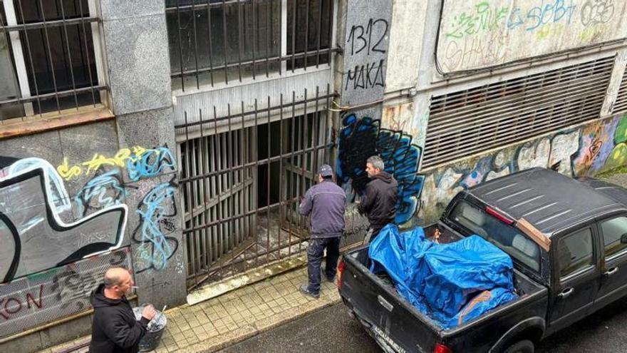 La Fundación San Rosendo blindan las entradas de la residencia abandonada para evitar la entrada de okupas